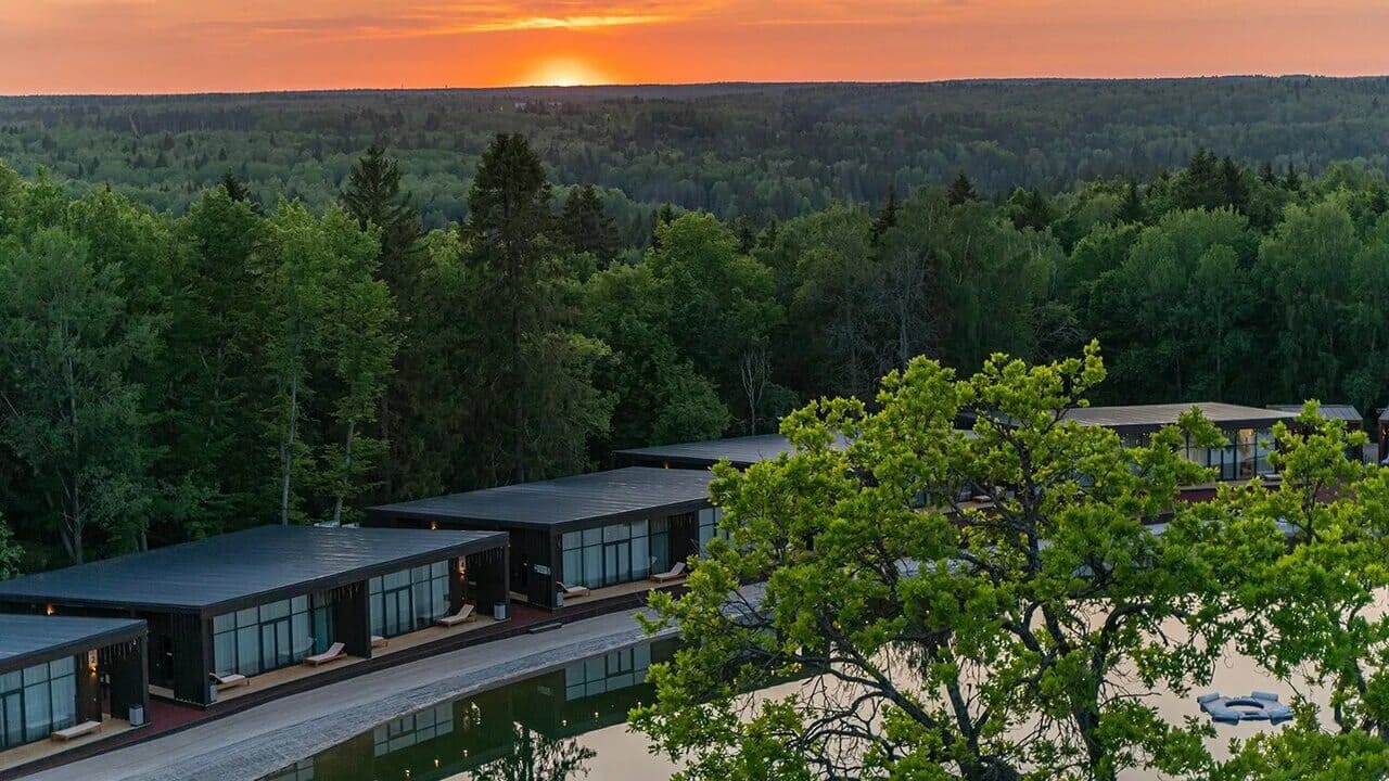 Ustronny hotel spa w otoczeniu lasu