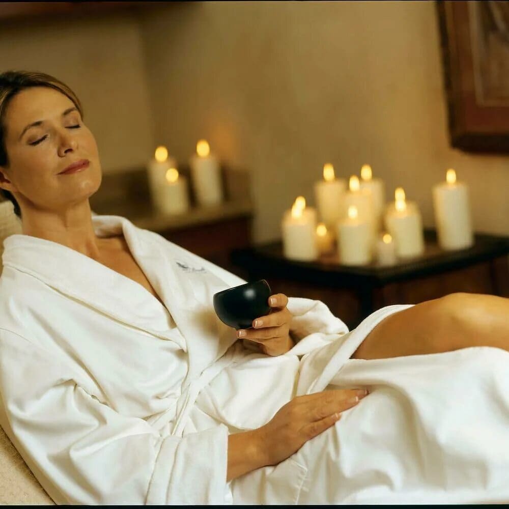 Osoba relaksująca się w spa